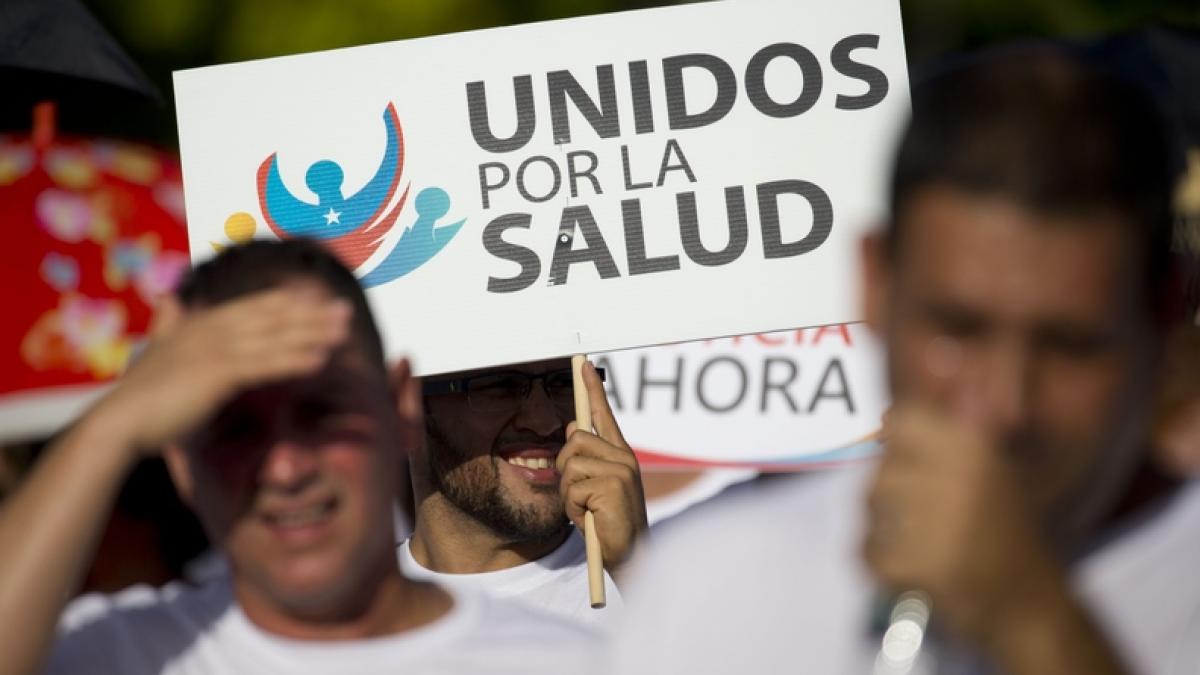 Rep. Soto with constituents