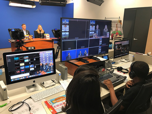 Rep. Soto with constituents