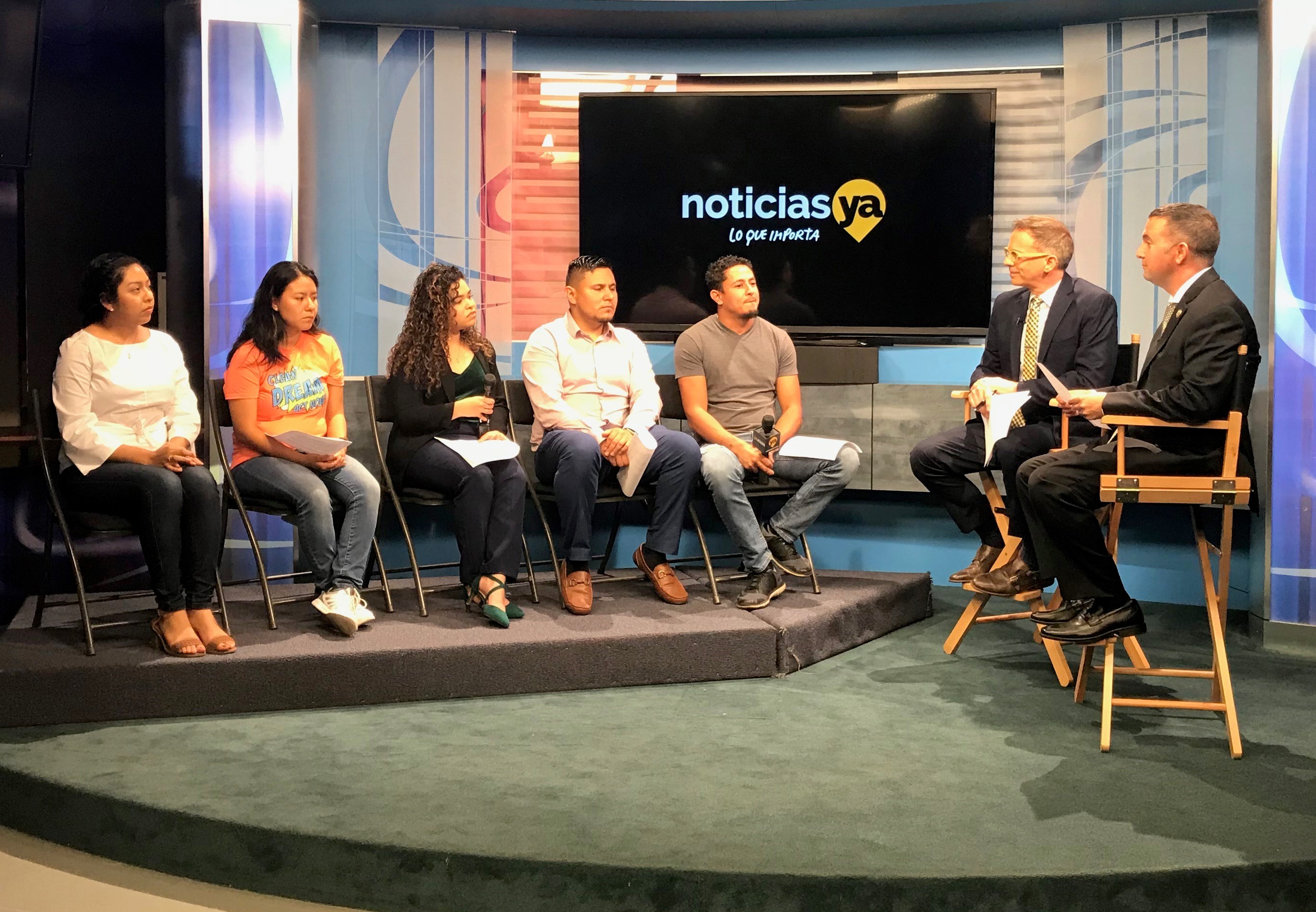 Rep. Soto with constituents