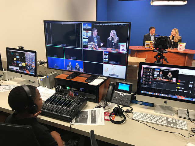 Rep. Soto with constituents